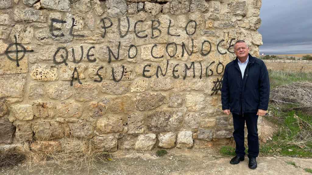 Lorenzo Rodríguez atendió a EL ESPAÑOL en el bar del pueblo.