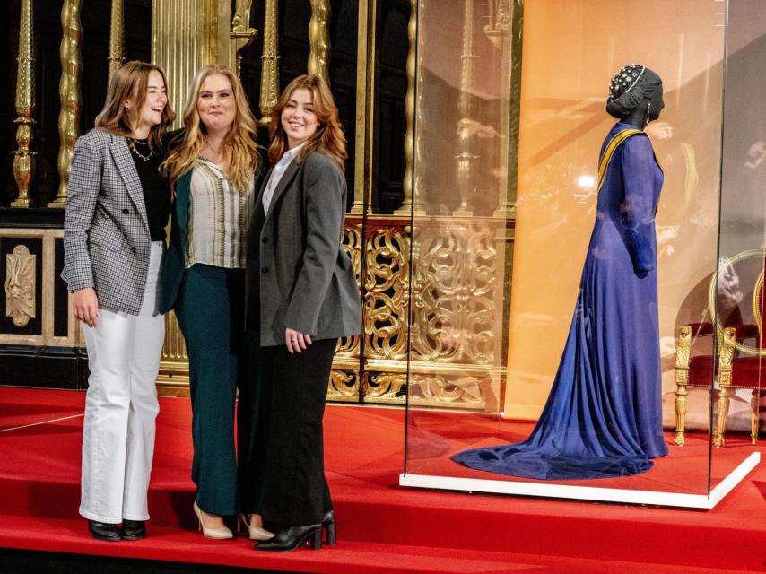 Las hijas de los reyes de Holanda junto a uno de los vestidos de su bisabuela Juliana.