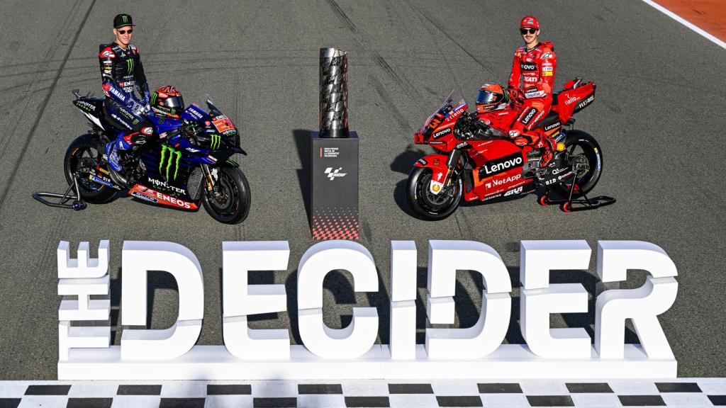 Fabio Quartararo, a la izquierda, y Pecco Bagnaia, en la recta de meta del circuito Ricardo Tormo de Cheste.