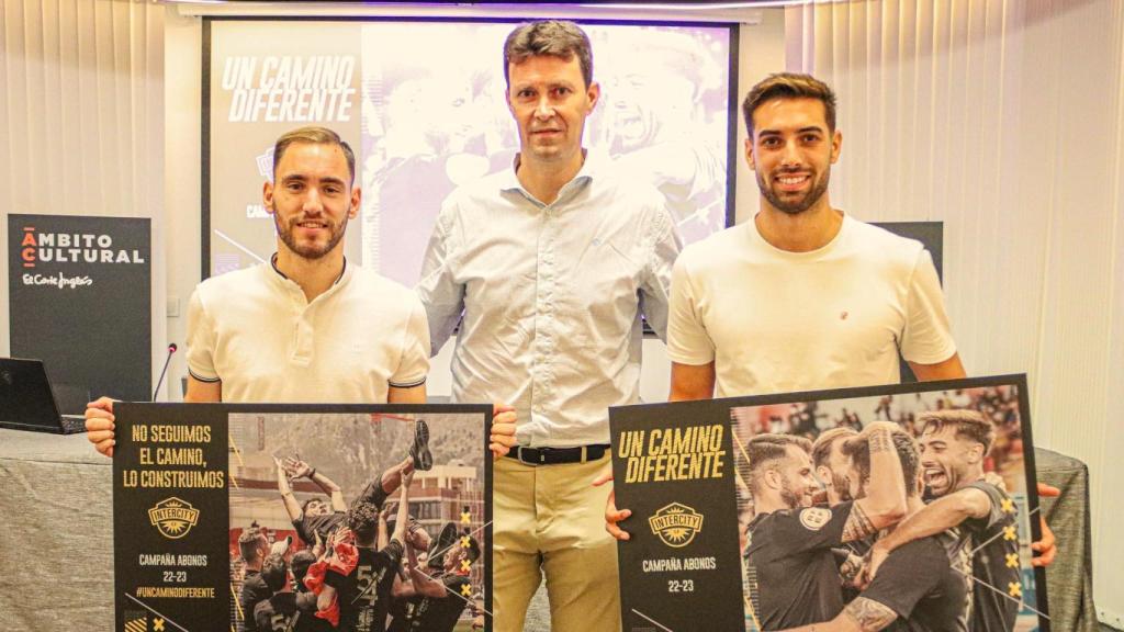Toni Gallego, centro, durante la presentación de la campaña de abonos.
