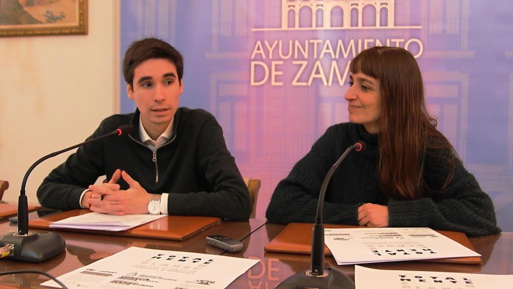 El concejal de Juventud, Sergio López, y la promotora cultural y representante de la Asociación JEN, Rosa Encinas, presentando el proyecto 'Totalmente en Blanco'