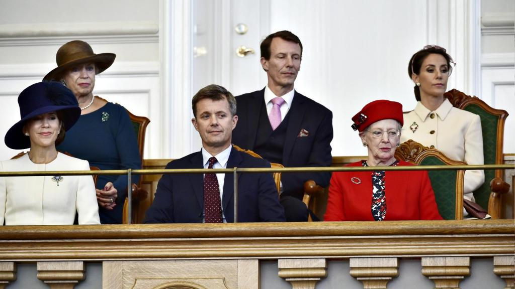 La reina Margarita junto a sus hijos y nueras en el Parlamento.