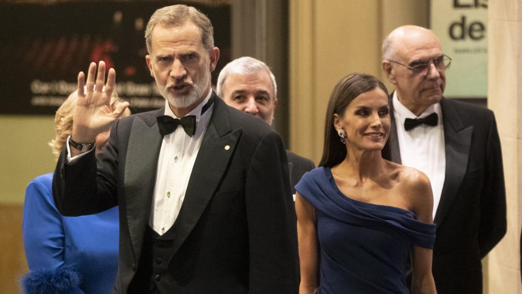 Los reyes de España, Felipe VI y Letizia, llegando al Liceo de Barcelona.