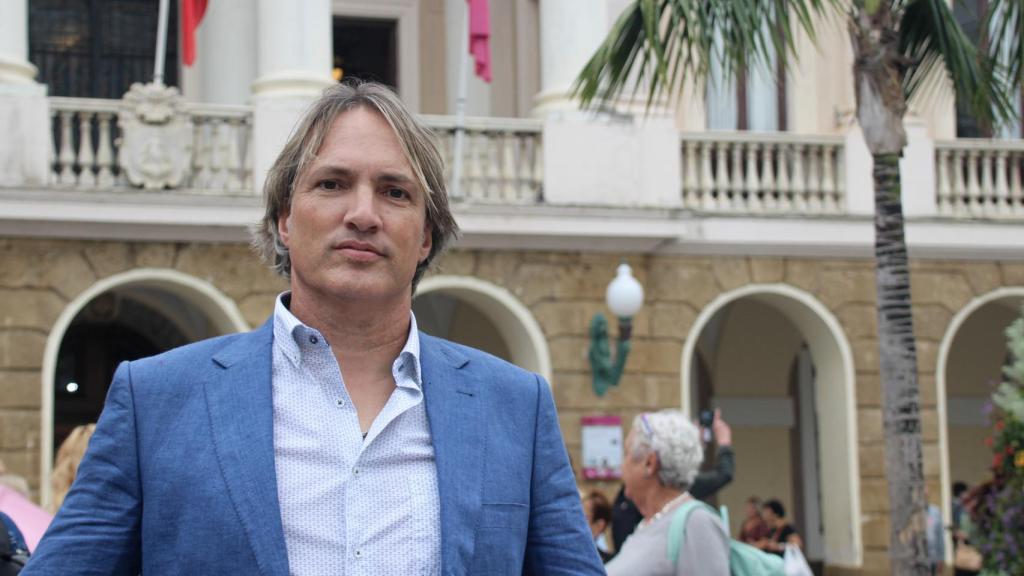 Ismael Beiro posa frente al Ayuntamiento de Cádiz.