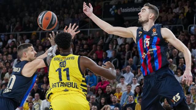 Satoransky lucha un rebote con el Barça.