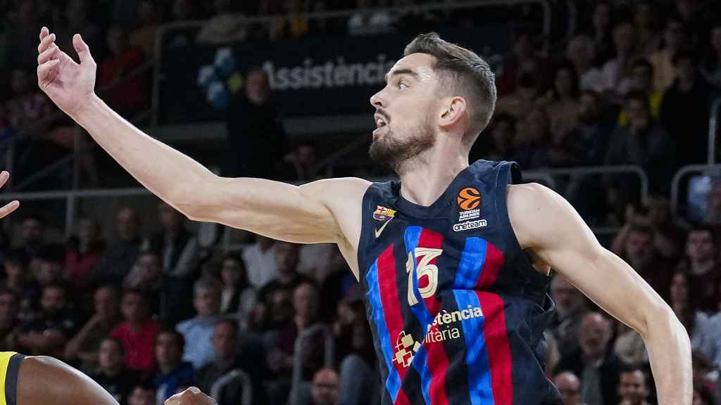 Satoransky lucha un rebote con el Barça.