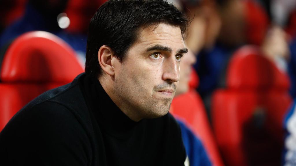 Andoni Iraola dirigiendo al Rayo Vallecano durante un partido