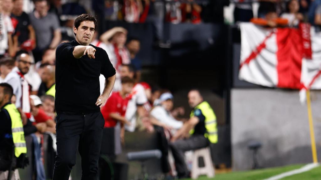 Andoni Iraola da indicaciones en un partido del Rayo Vallecano en casa