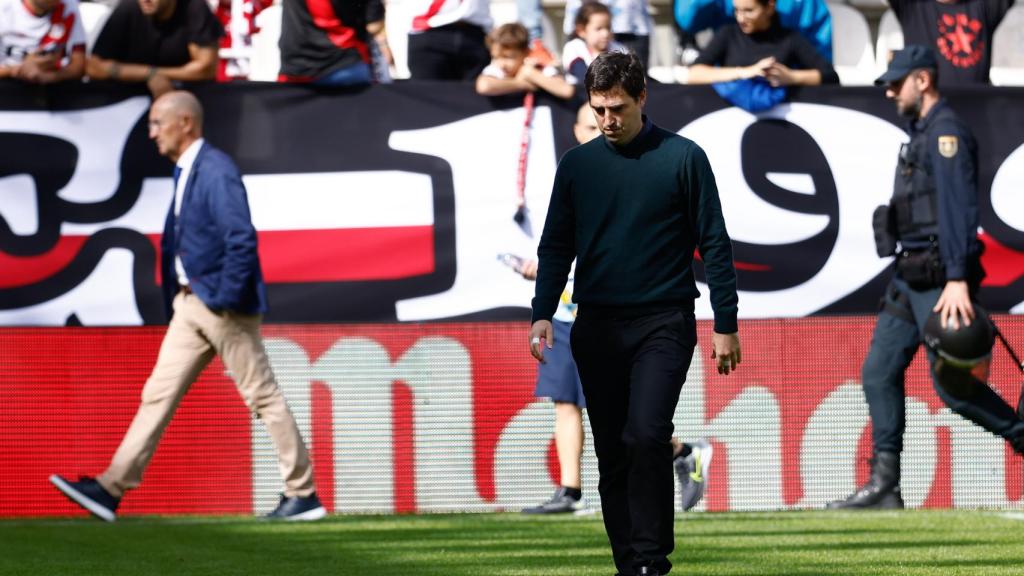 Andoni Iraola caminando por el césped del Municipal de Vállela