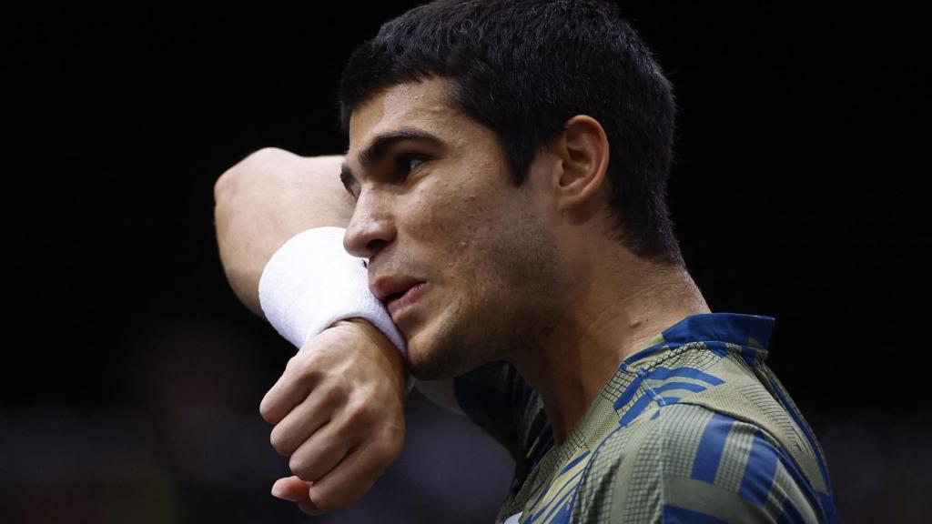 Carlos Alcaraz se seca el sudor tras un punto en el Masters 1000 de Paris-Bercy