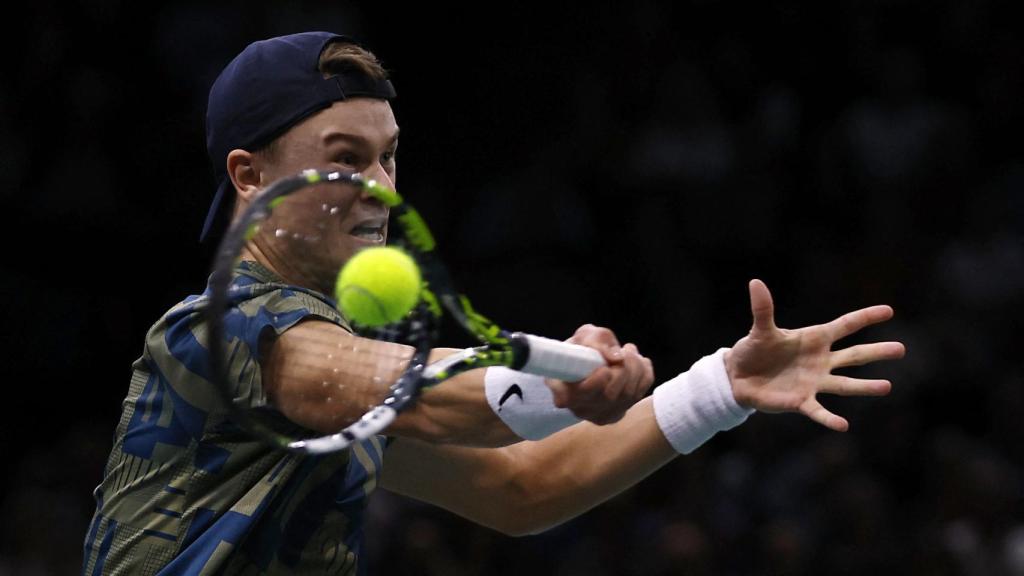 Holger Rune consigue golpear una derecha ante Alcaraz en el Masters 1000 de Paris-Bercy