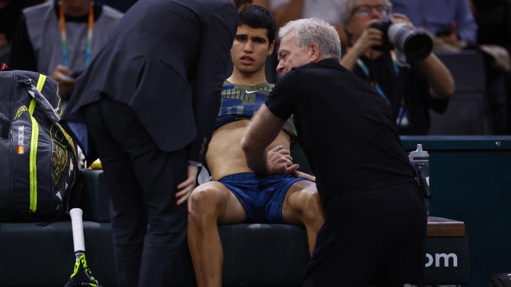 Alcaraz siendo atendido tras su partido.