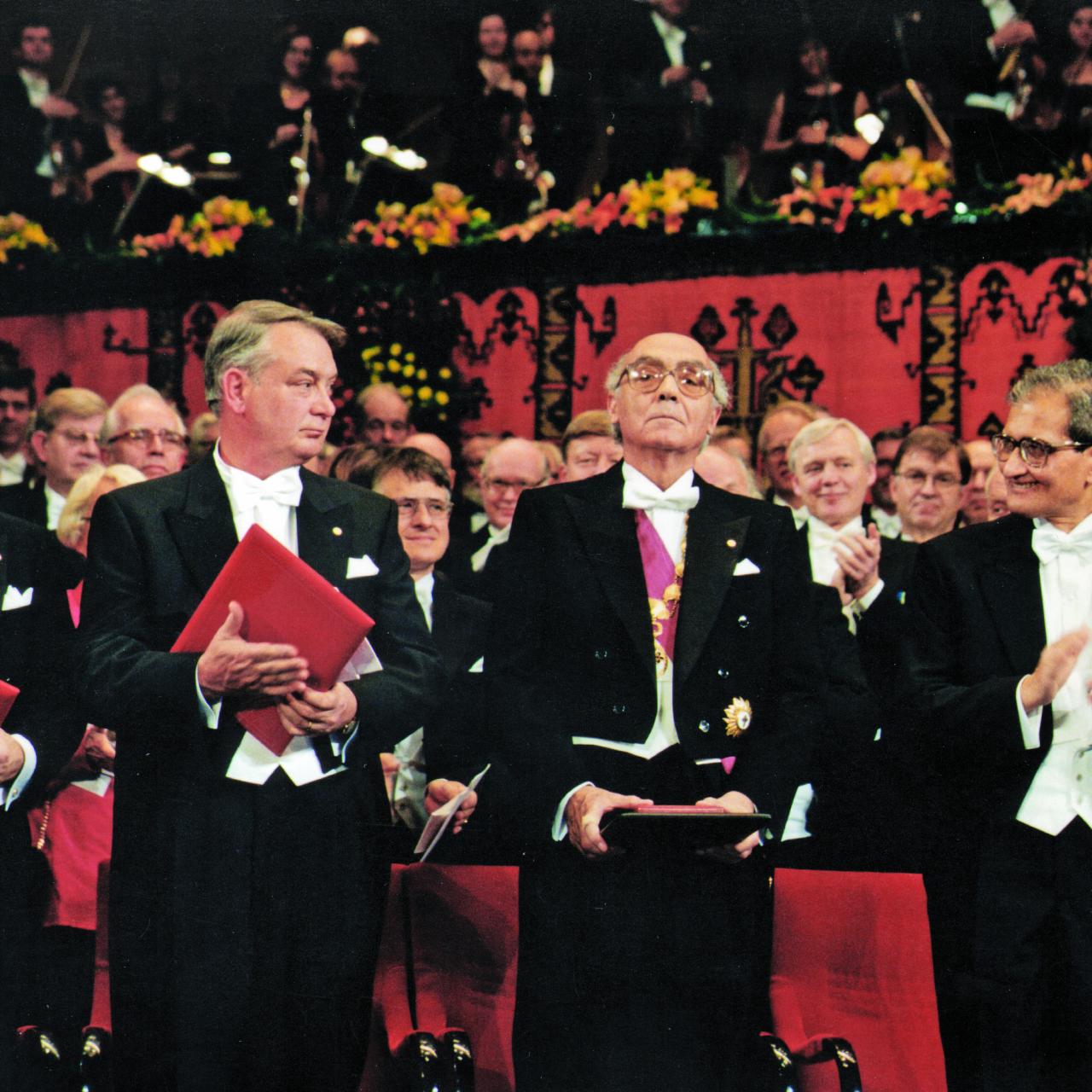 El Nobel levantado del suelo