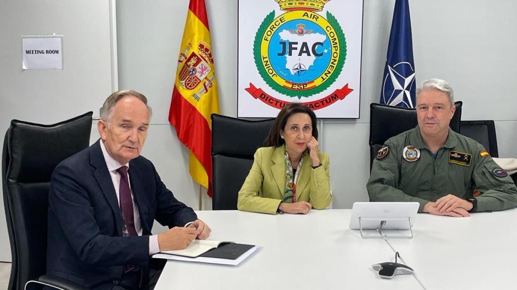 La ministra de Defensa, junto a su equipo, en la videoconferencia con su homólogo norteamericano.