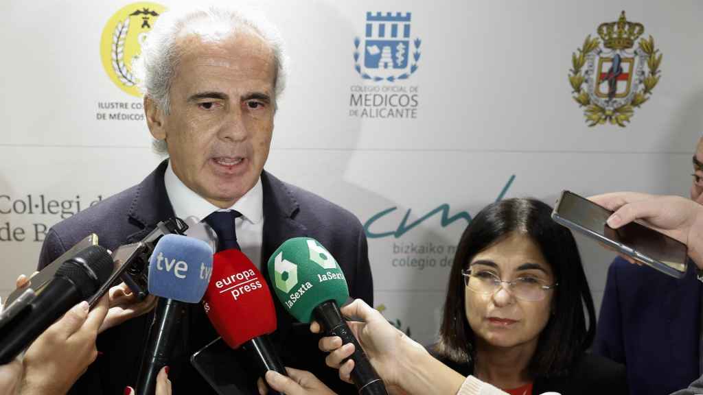 El consejero de Sanidad de la Comunidad de Madrid, Enrique Ruiz Escudero, este viernes junto a la ministra de Sanidad, Carolina Darias.