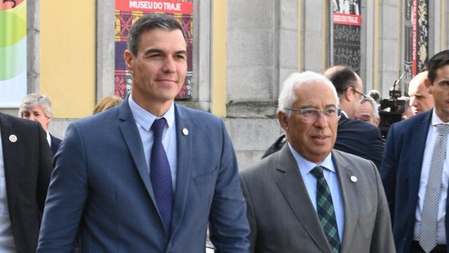 Pedro Sánchez, presidente del Gobierno, junto al primer ministro luso, António Costa, en Viana do Castelo (Portugal).