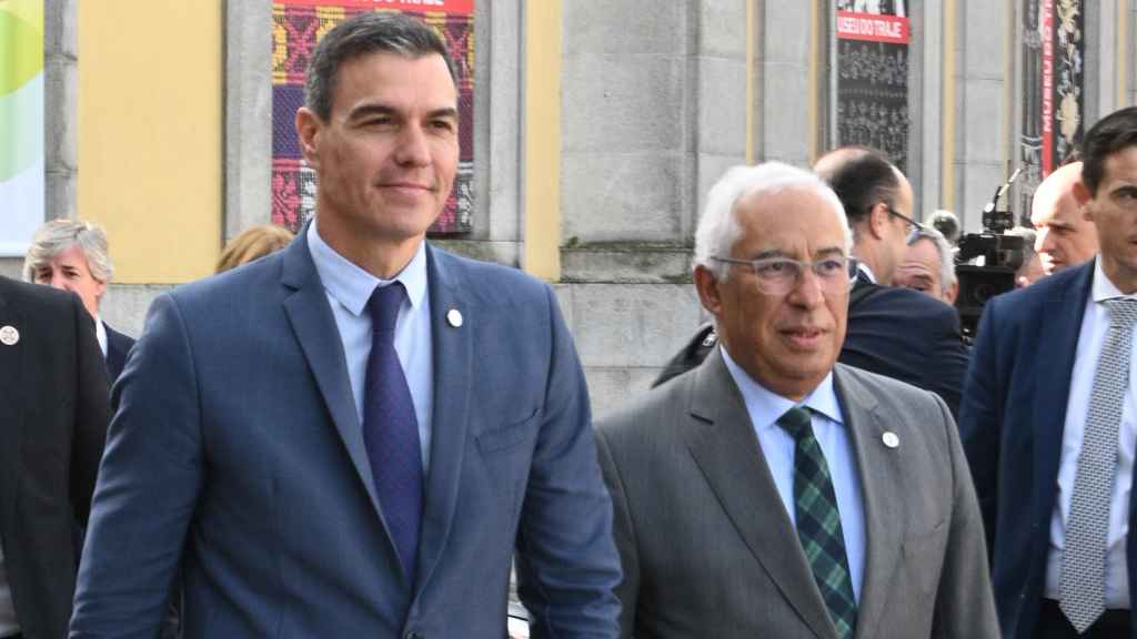 Pedro Sánchez, presidente del Gobierno, junto al primer ministro luso, António Costa, en Viana do Castelo (Portugal).