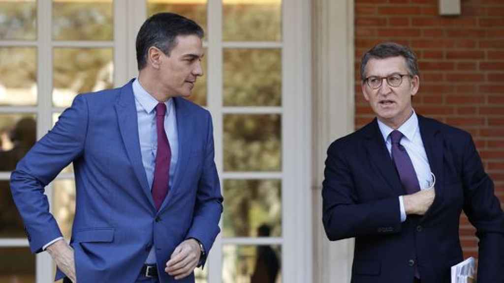 Pedro Sánchez y Alberto Núñez Feijóo, en las puertas de la Moncloa.