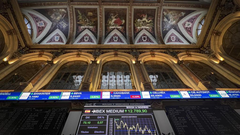 Un panel en el interior del Palacio de la Bolsa de Madrid muestra la cotización del Ibex 35.