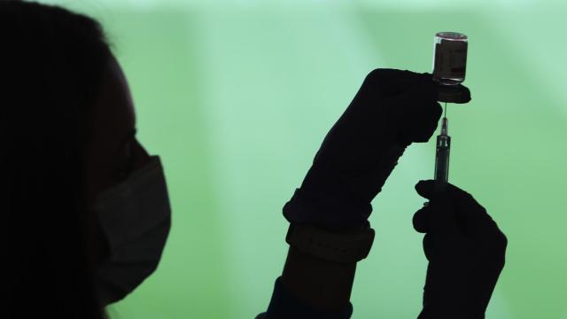 Una profesional sanitaria sostiene una jeringuilla y un vial con la vacuna contra la Covid-19.