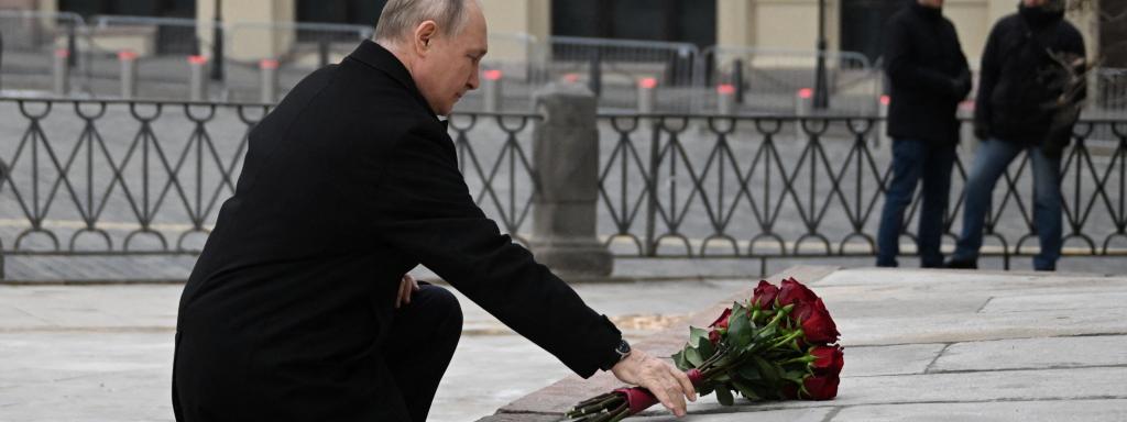El presidente de Rusia, Vladímir Putin, en una ofrenda floral este viernes en Moscú.