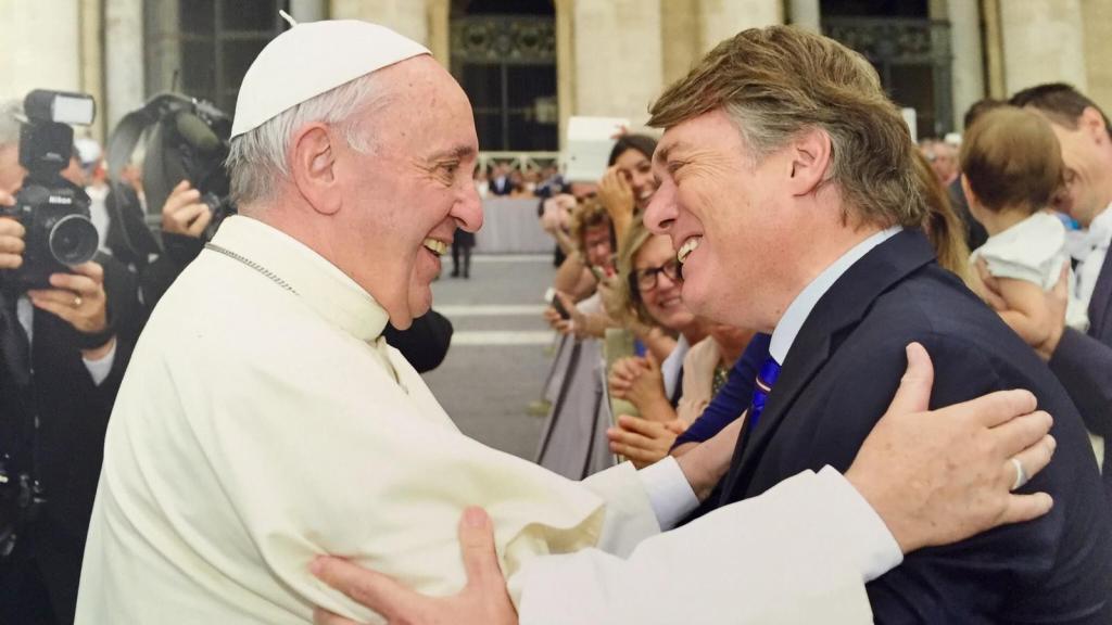 Henrique Cymerman es abrazado por el papa Francisco en la plaza de San Pedro de El vaticano.