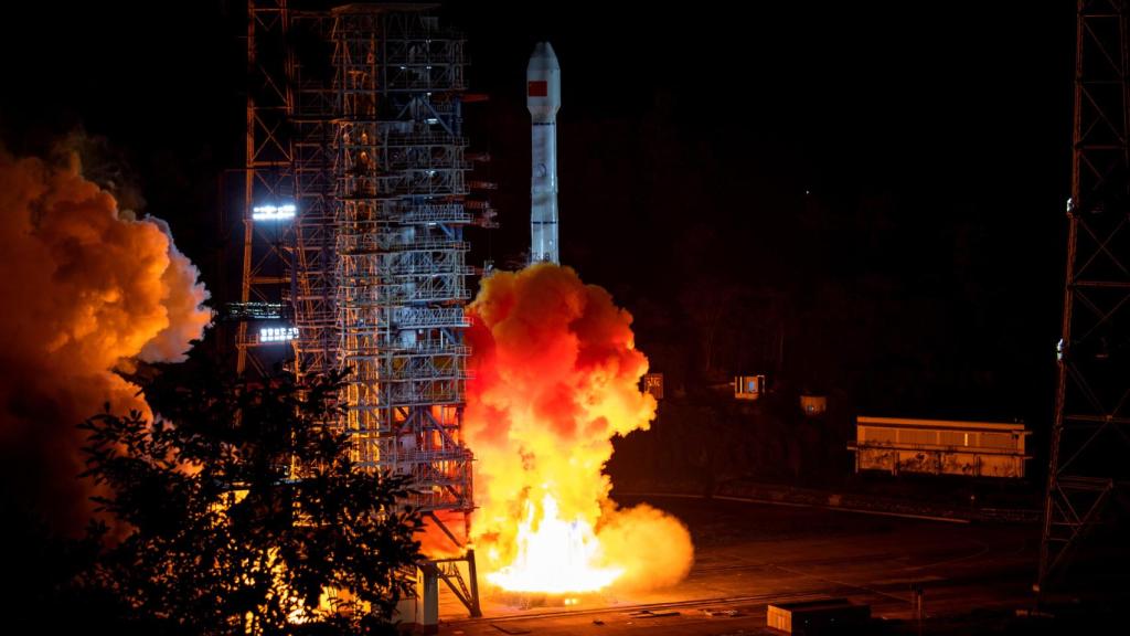 Un cohete Long March 3B despegando