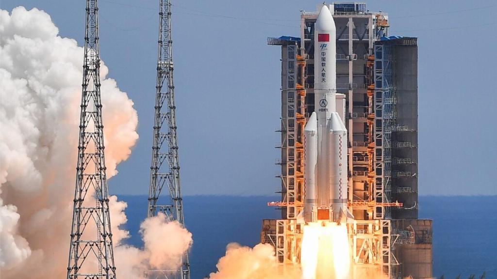 El cohete Long March 5B en pleno lanzamiento