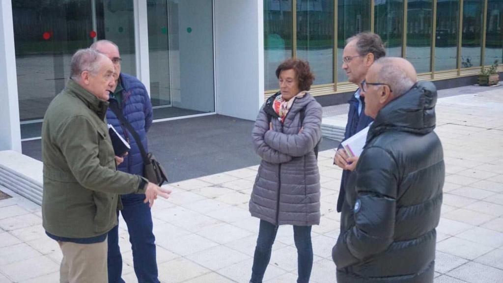El candidato a la alcaldía por el PP, Miguel Lorenzo, e integrantes de la Asociación de Vecinos de Adormideras.