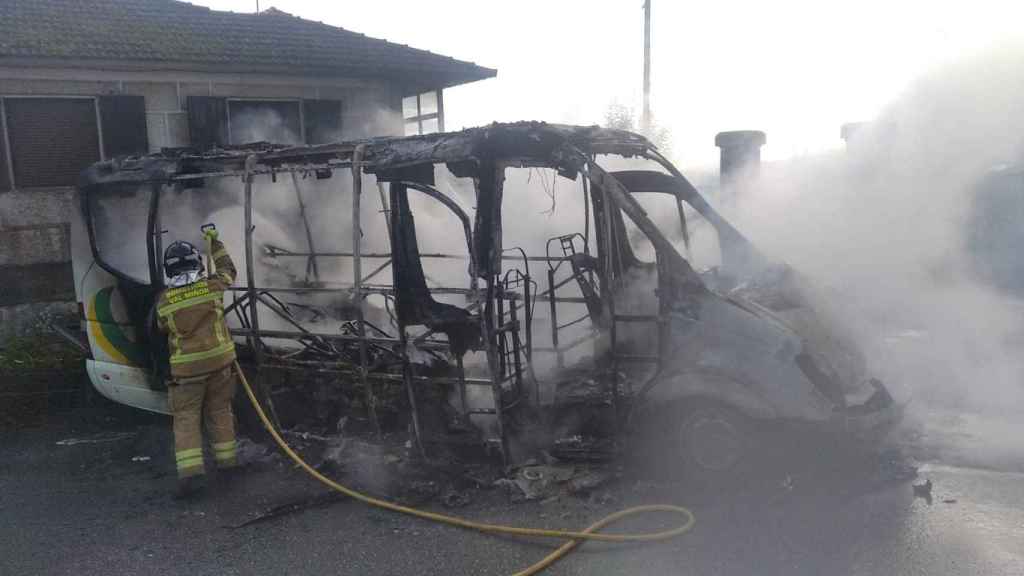 Un bombero durante la extinción de las llamas.