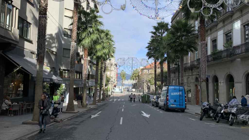 Tráfico cortado al final de la calle Colón, en Vigo.