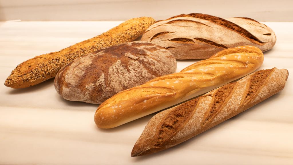 Vista de los cinco panes de Lidl que serán analizados por Julio López.