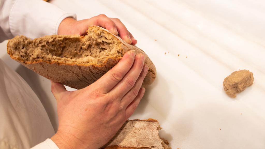 Julio López extrae la miga sin cocer del interior y, haciendo un pelota, comprueba su crudeza.