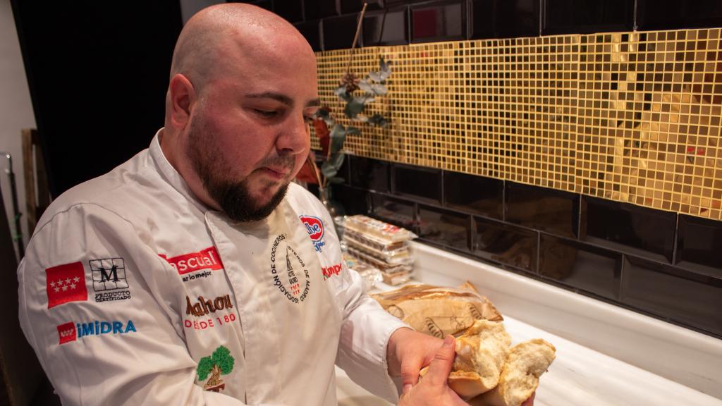 Julio López, probando uno de los panes durante la cata.