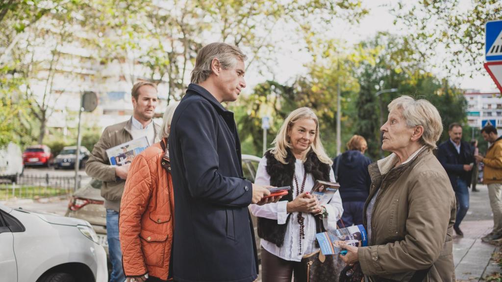 Antonio González Terol se presenta a unos vecinos de Alcorcón durante un paseo electoral.