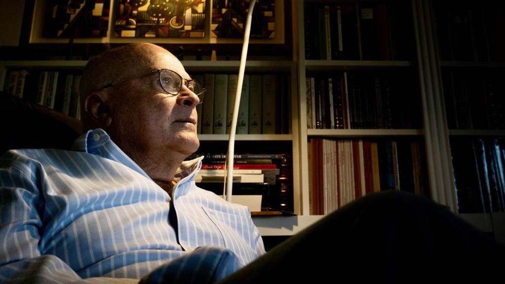 Carlos Ismael Álvarez, en la biblioteca de su casa.