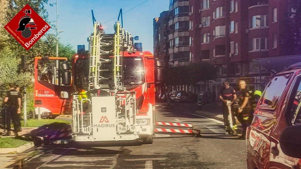 El dispositivo de bomberos que ha sofocado el incendio en la vivienda de Crevillent.