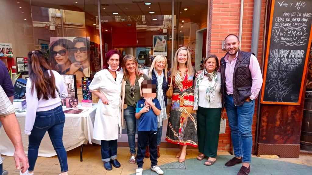 La concejala Lidia López, tercera por la derecha, en la visita a Botigues al Carrer.