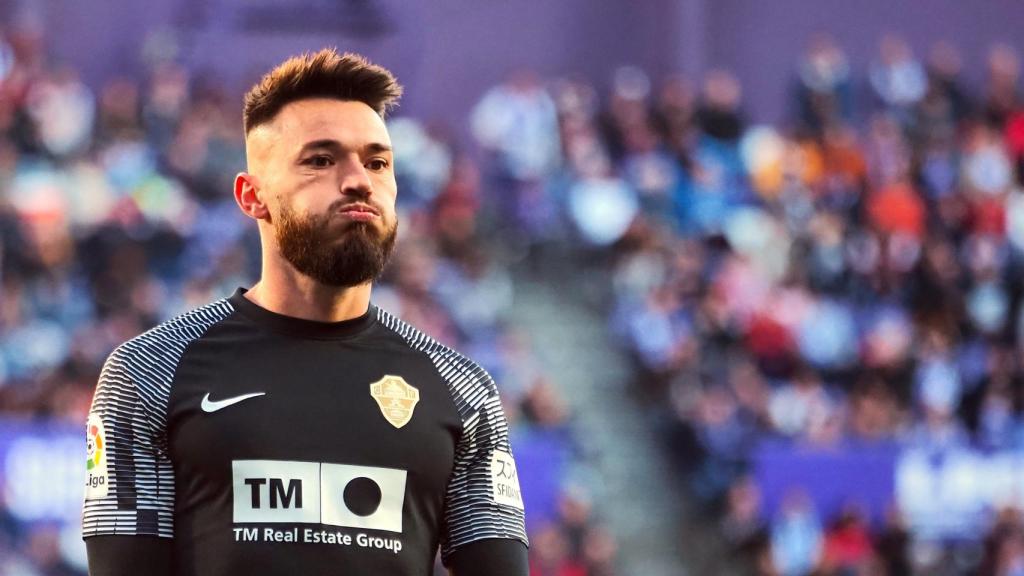 El expresivo gesto de Josan Ferrández durante el partido que ha terminado con otra derrota del Elche.