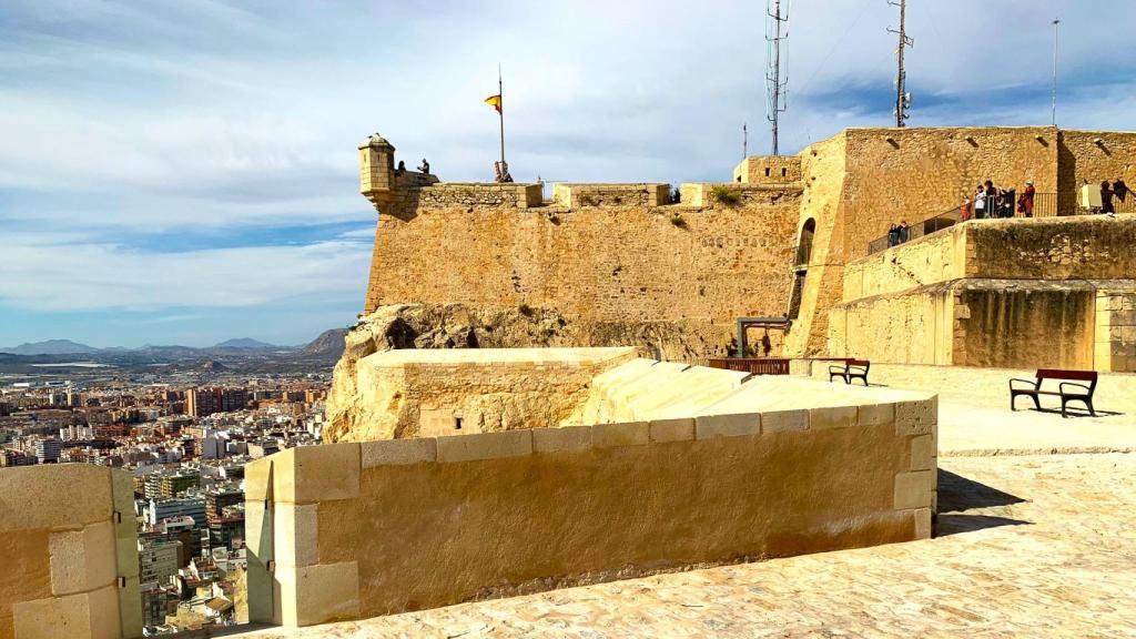 El Plan de Sostenibilidad Turística invertirá 4,5 millones y el castillo de Santa Bárbara será su eje.