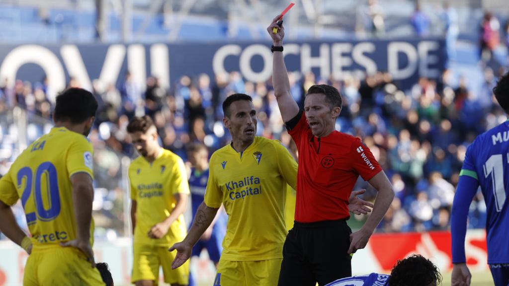 Hernández Hernández saca roja a Luis Hernández, del Cádiz
