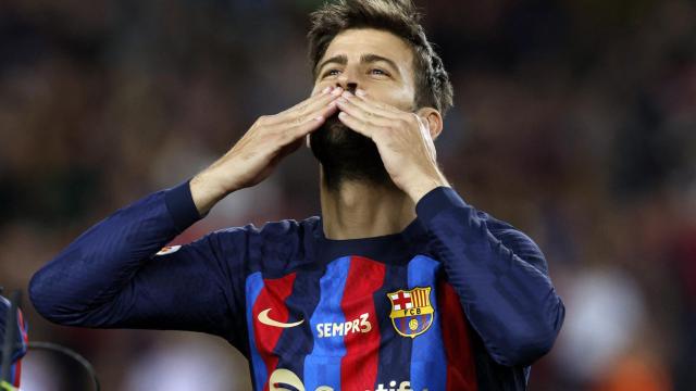 Gerard Piqué lanza besos a la grada.