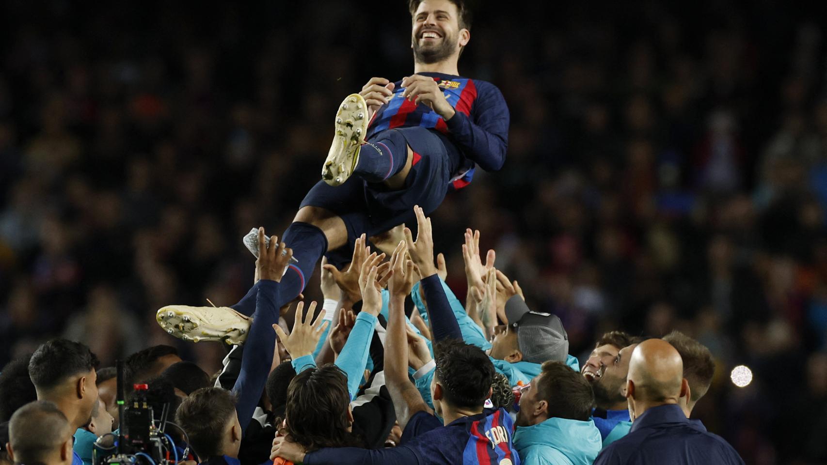 Piqué, manteado por su compañeros.