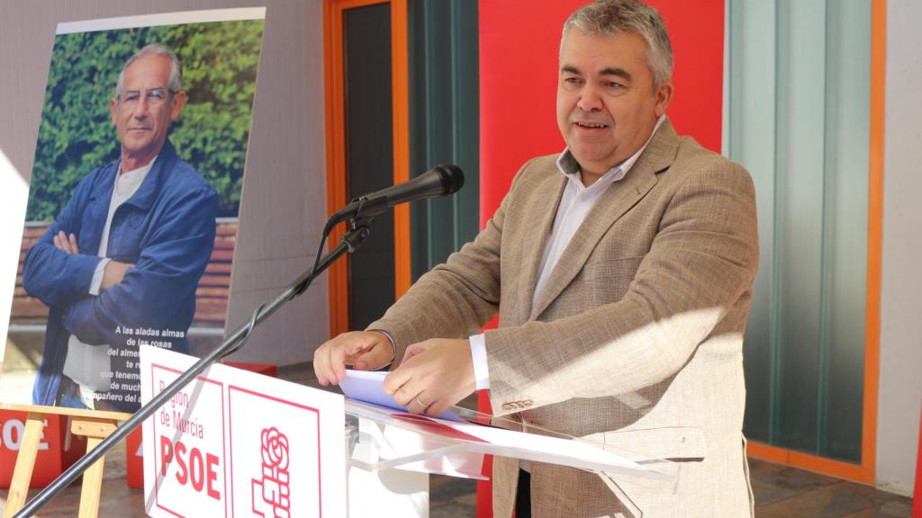 El secretario de organización del PSOE, Santos Cerdán, este sábado, en Murcia, en el acto de homenaje del exalcalde pedáneo de Guadalupe, Sebastián Peñaranda.
