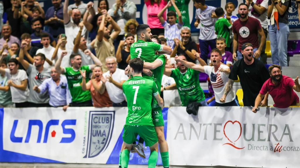 Los jugadores del BeSoccer UMA Antequera celebran un gol contra el Movistar Inter.