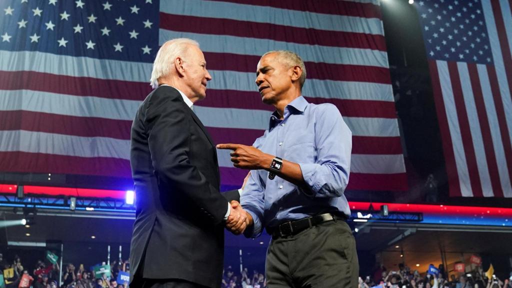 Obama y Biden estrechan la mano antes del mitin de este sábado.