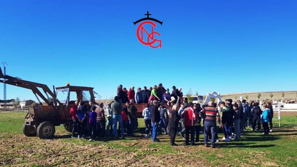 El tractor con el remolque para las visitas a los cercados