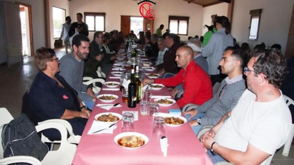 El salón repleto para un almuerzo, sencillo, pero suculento