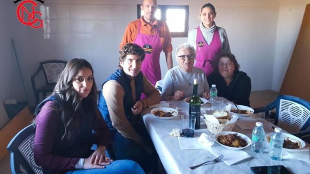 El equipo de Equinotauro con los cocineros que elaboraron el sabroso guiso