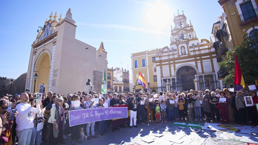 Concentración en la puerta de la basílica de la Macarena tras la exhumación de Queipo de Llano.